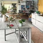 Дом отдыха Architect-designed Wooden House Near *